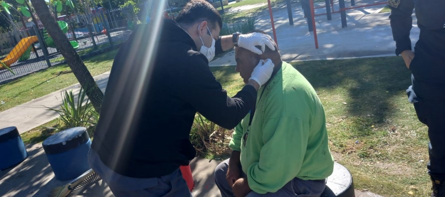 Un trabajador fue golpeado por dos jóvenes al intentar impedir una pelea en la Plaza San Pablo