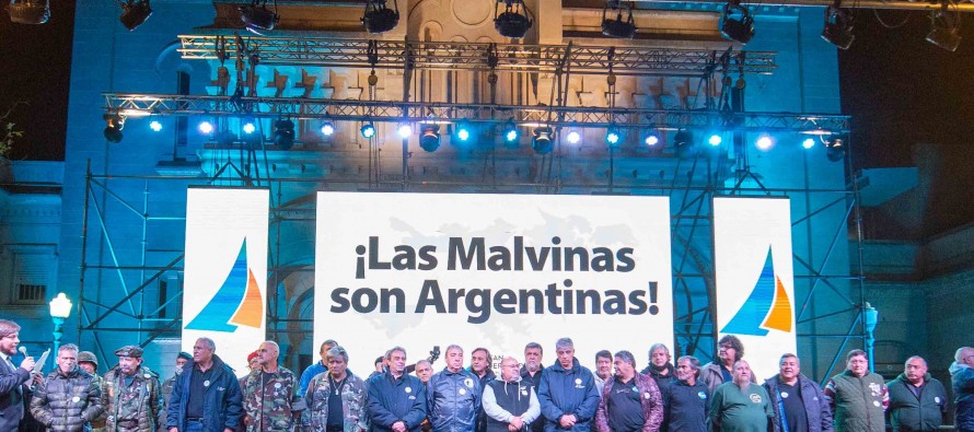 Víctor Heredia cerró el homenaje por la gesta de Malvinas en Plaza Mitre