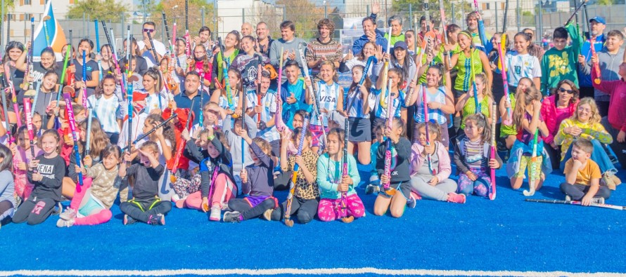 Pedro Ibarra, Vanina Oneto y Delfina Merino inauguraron la cancha de hockey del Poli 1
