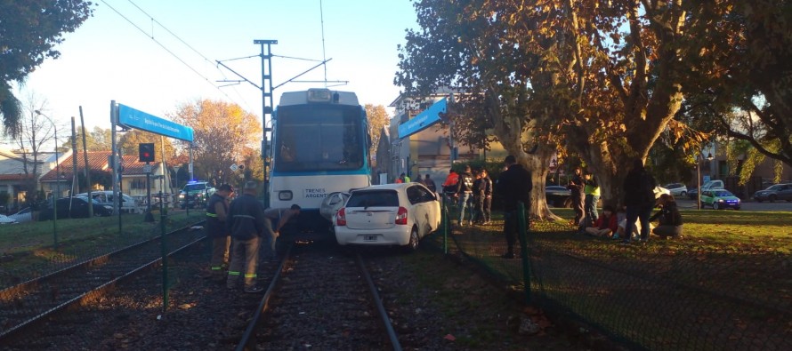 Un auto fue arrollado por el Tren de la Costa