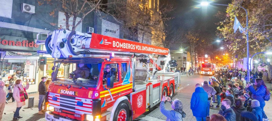 Bomberos: homenajes, desfile y presentación de nuevas autobombas