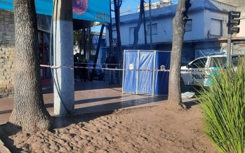 Un hombre fue encontrado muerto en la vereda de Avellaneda y Rucci