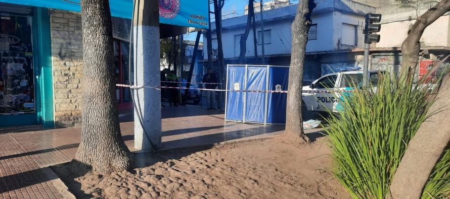 Un hombre fue encontrado muerto en la vereda de Avellaneda y Rucci