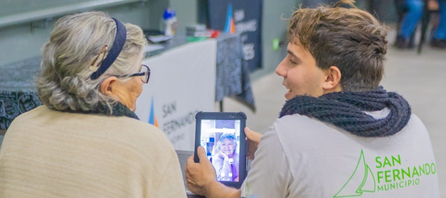 Comenzó el taller de tecnología para adultos mayores en el Poli 4