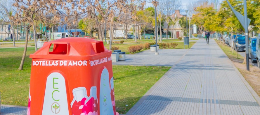 Se instalaron cinco nuevas campanas para reciclar Botellas de Amor