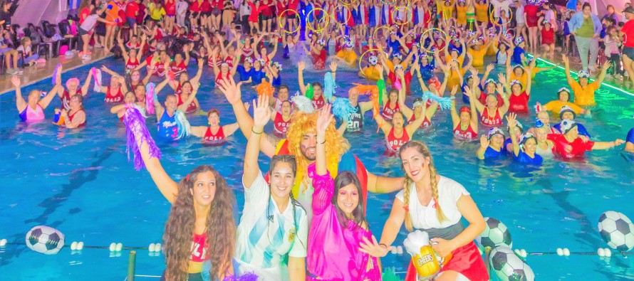 Aquagym cerró el año con coreografías vinculadas al Mundial de Fútbol