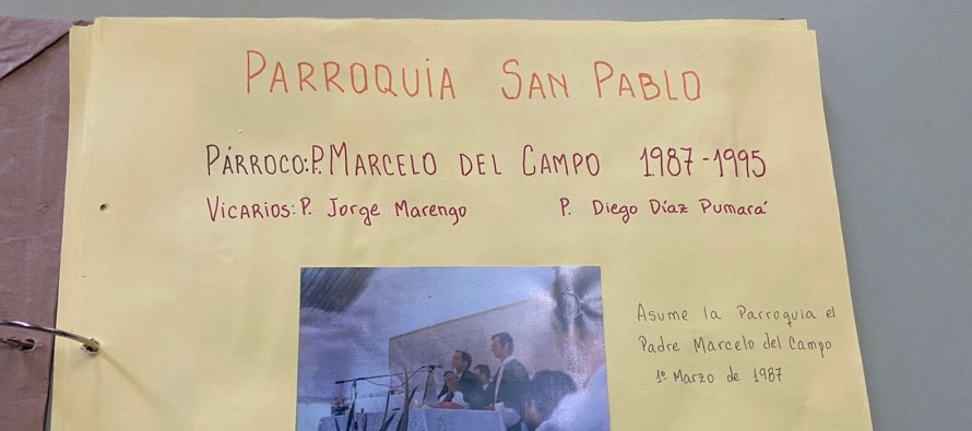 Un cuaderno con fotos que recorre la historia de la Parroquia San Pablo