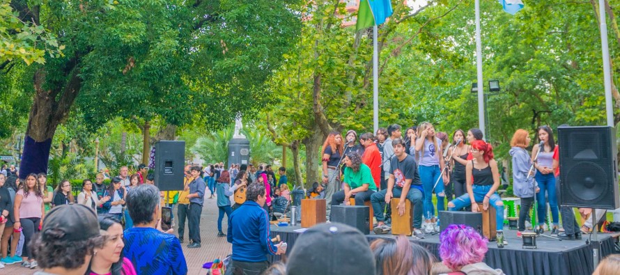 Escuelas secundarias y técnicas de nuestra ciudad presentaron sus proyectos en la plaza Mitre