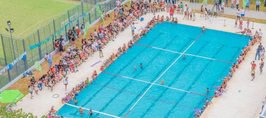 En el polideportivo del barrio Presidente Perón se inauguró una pileta semiolímpica