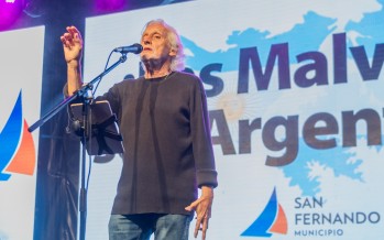 Nito Mestre cerró el homenaje a los Héroes de Malvinas en Plaza Mitre