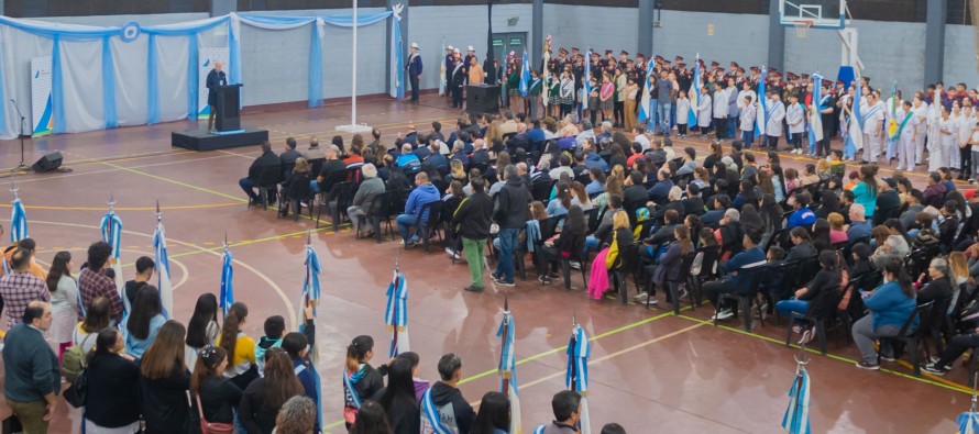 El 25 de Mayo se celebró con un acto cívico en el Polideportivo 1