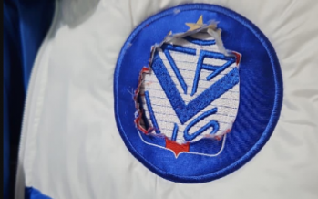 Papelón: vendieron camperas oficiales de Tigre con el escudo de Vélez debajo