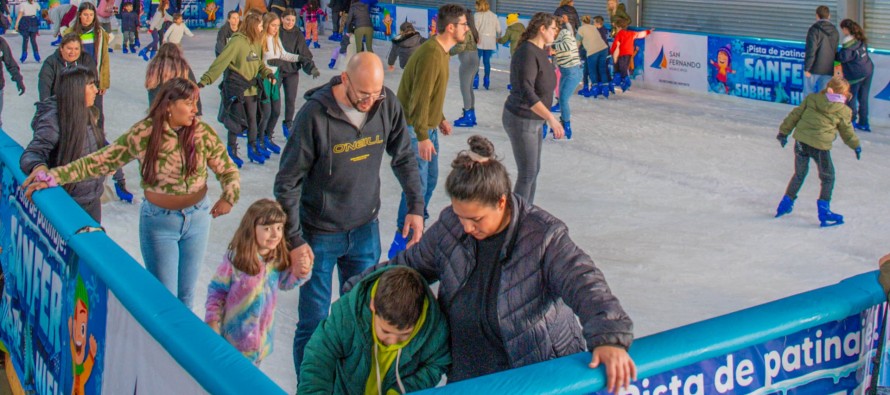 Pista de Hielo en el Parque Náutico por el Mes de las Infancias