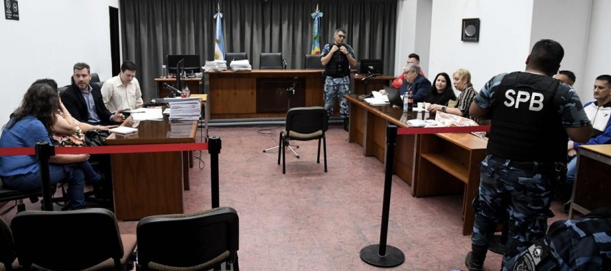 Al inicio del juicio, el fiscal apuntó contra los tres acusados de asesinar al mago “Alex” y su novia