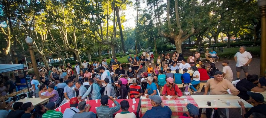 “Nadie sin navidad”: festejo solidario en plaza Mitre
