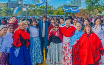“Los Carabajal” cerraron los festejos del Día de la Patria en la Plaza del Bicentenario