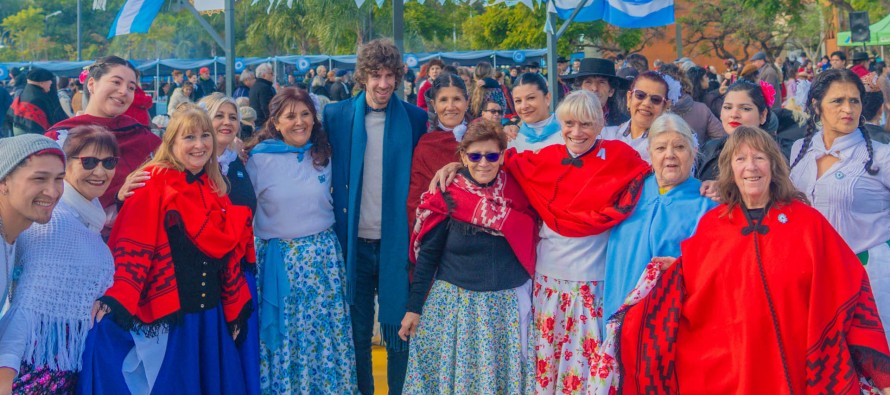 “Los Carabajal” cerraron los festejos del Día de la Patria en la Plaza del Bicentenario