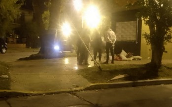 Una familia de Villa del Carmen reparte bandejas de comida a personas en situación de calle