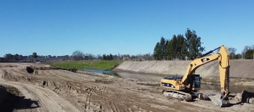 Kicillof recorrió las obras que se llevan a cabo en la cuenca del río Luján