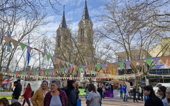 Se desarrolla el 27° Encuentro Nacional de Artesanos en Plaza Mitre