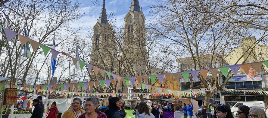 Se desarrolla el 27° Encuentro Nacional de Artesanos en Plaza Mitre