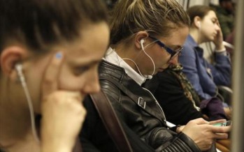 La tendencia de reproducir ruidos en el transporte público sin usar auriculares