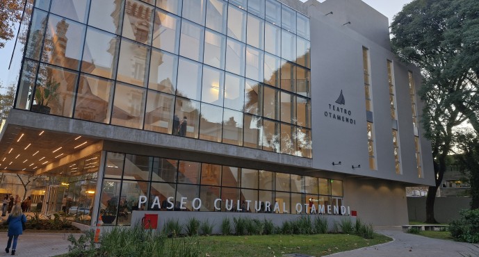 Julieta Cardinali, Vera Spinetta, Héroe y cine gratuito: la cartelera del Teatro Otamendi