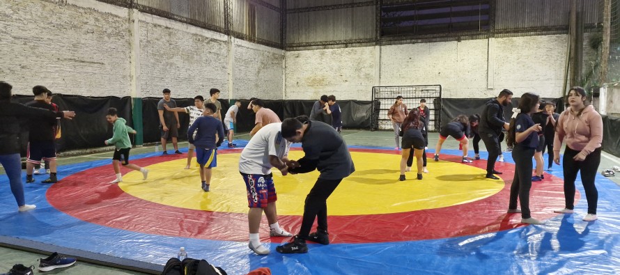 Lucha, un deporte olímpico que se practica en la Sociedad de Fomento San Ginés