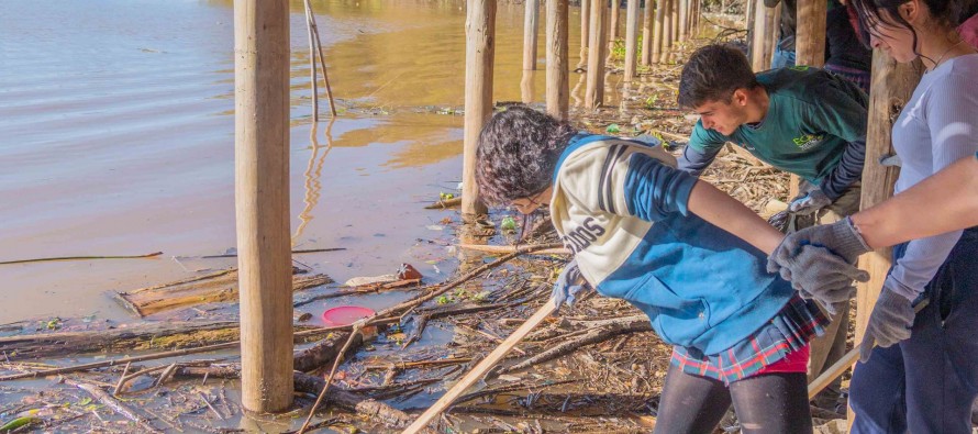 Estudiantes limpiaron las costas del EcoParque por el Día del Medio Ambiente
