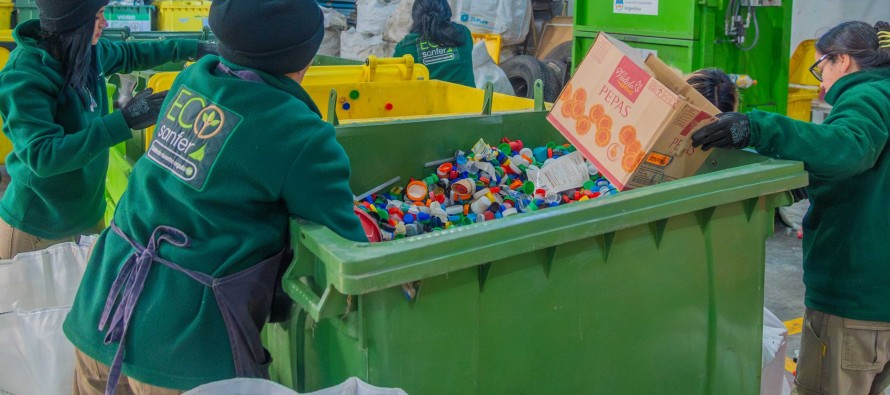 Reciclan tapitas plásticas y papeles para la Fundación Garrahan