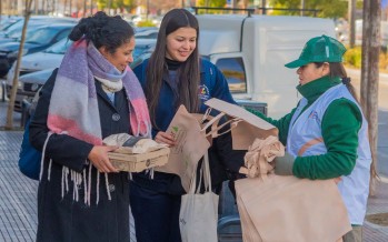 Entrega de bolsas reutilizables para promover que no se usen plásticas