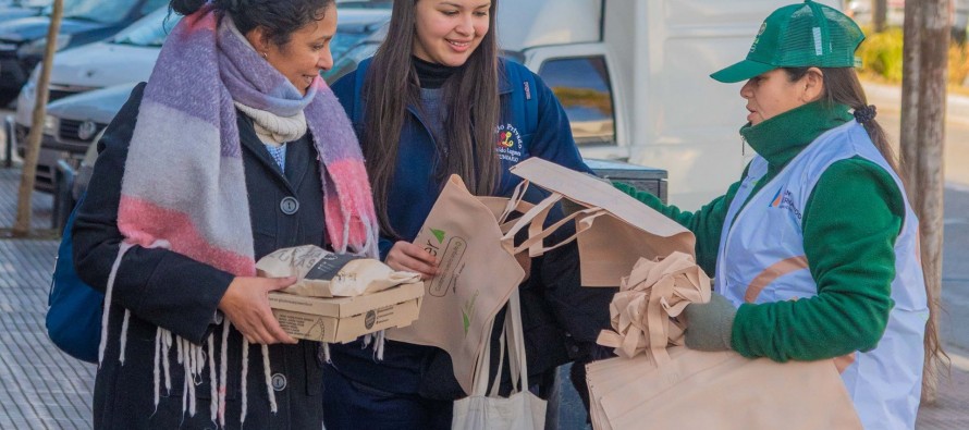 Entrega de bolsas reutilizables para promover que no se usen plásticas