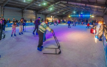 Hasta finales de agosto estará la pista de patinaje sobre hielo en el Parque Náutico
