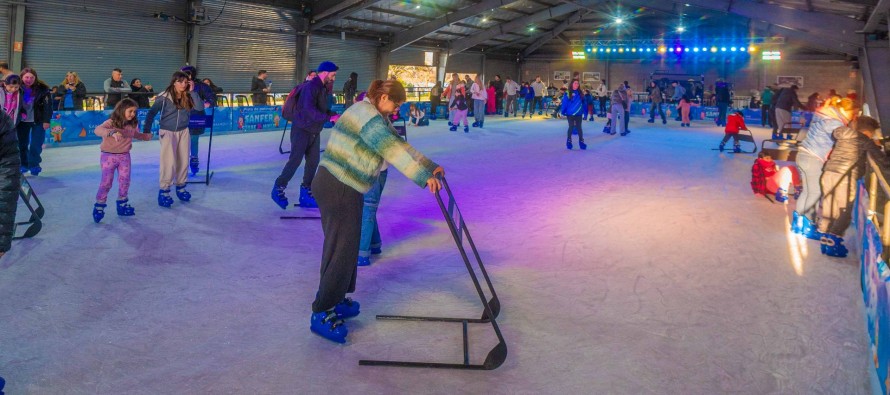 Hasta finales de agosto estará la pista de patinaje sobre hielo en el Parque Náutico