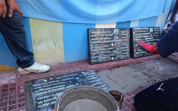 ‘Baldosas por la Memoria’: homenaje a estudiantes, egresados y docentes en el colegio Artigas