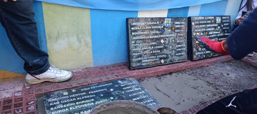 ‘Baldosas por la Memoria': homenaje a estudiantes, egresados y docentes en el colegio Artigas