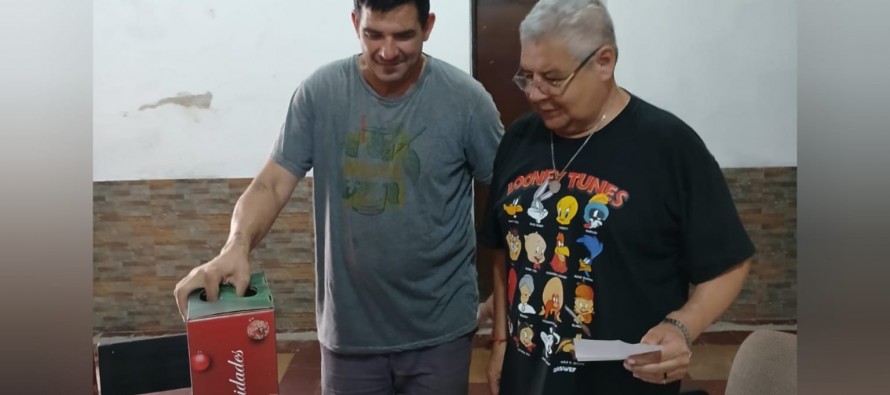 El sindicato de empleados municipales entrega cajas navideña a sus afiliados