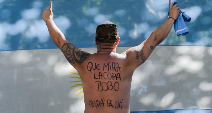 Palpitando el Mundial: el fotógrafo que retrató los festejos por la tercera estrella en Plaza Mitre