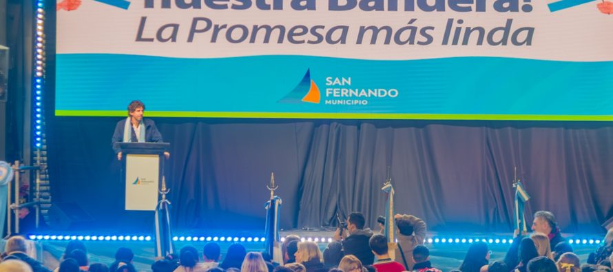 Más de 2.500 estudiantes hicieron su promesa de lealtad a la Bandera en el Poli 2