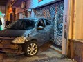 Perdió el control de su auto automático en pleno centro de Victoria e impactó contra un comercio