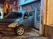 Perdió el control de su auto automático en pleno centro de Victoria e impactó contra un comercio