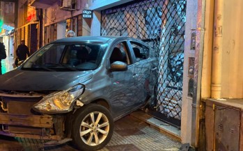 Perdió el control de su auto automático en pleno centro de Victoria e impactó contra un comercio