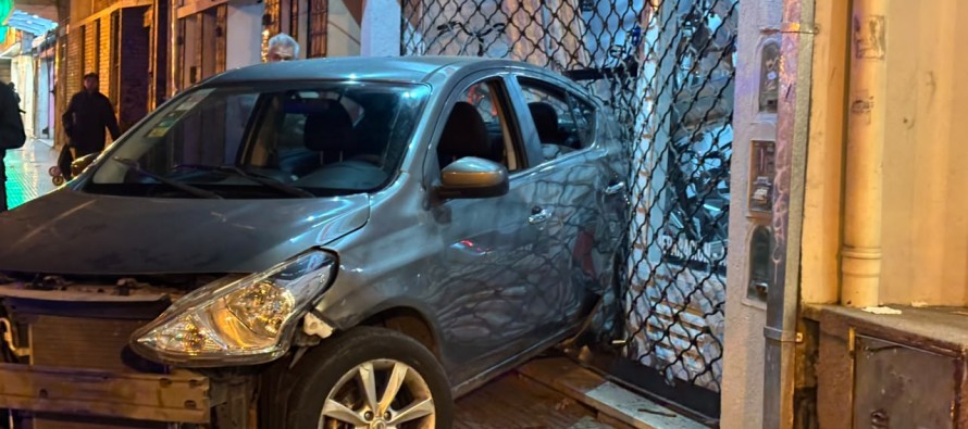 Perdió el control de su auto automático en pleno centro de Victoria e impactó contra un comercio