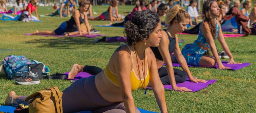 Jornada gratuita de yoga y meditación frente al río en el Parque Náutico