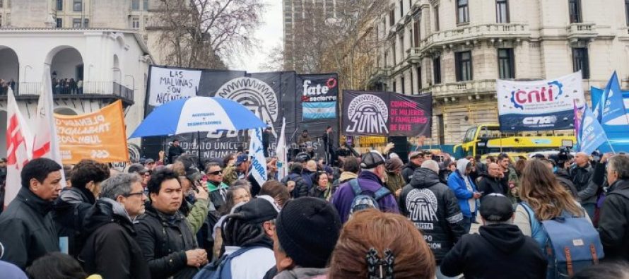 Trabajadores de FATE marcharon a Plaza de Mayo en reclamo de la reapertura de la fábrica