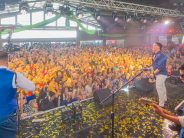 Yo quiero que me toque una cumbita: adultos mayores celebraron a puro baile el Día del Jubilado