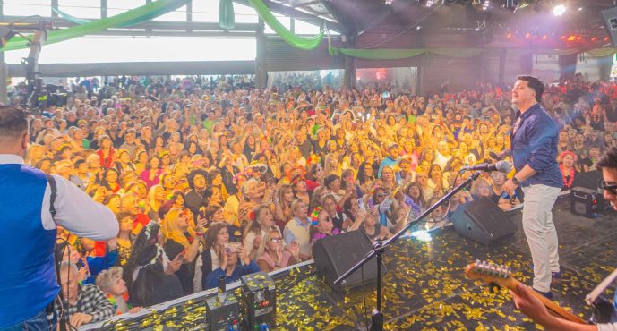 Yo quiero que me toque una cumbita: adultos mayores celebraron a puro baile el Día del Jubilado