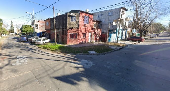 Un adolescente de 16 años resultó gravemente herido tras ser baleado desde una moto
