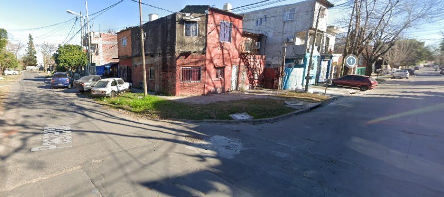 Un adolescente de 16 años resultó gravemente herido tras ser baleado desde una moto