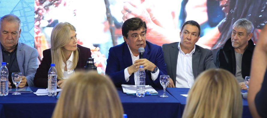 Intendentas e intendentes de todo el país reeligieron a Fernando Espinoza al frente de la FAM